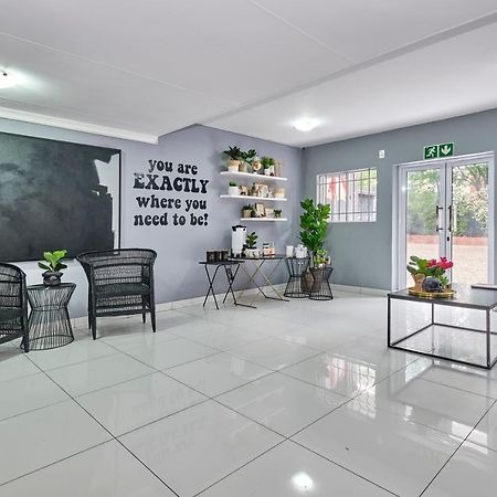 Inn & Out Sandton Йоханесбург Екстериор снимка