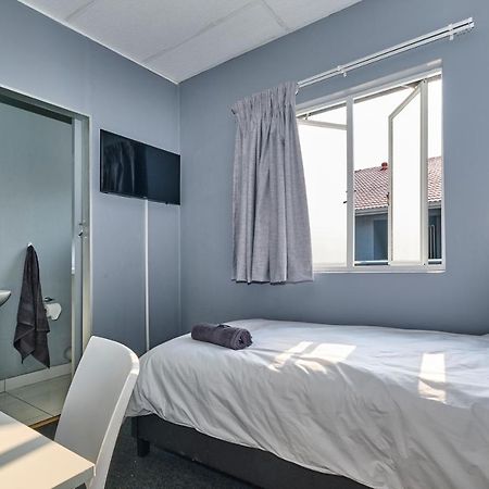 Inn & Out Sandton Йоханесбург Екстериор снимка