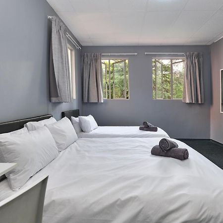 Inn & Out Sandton Йоханесбург Екстериор снимка