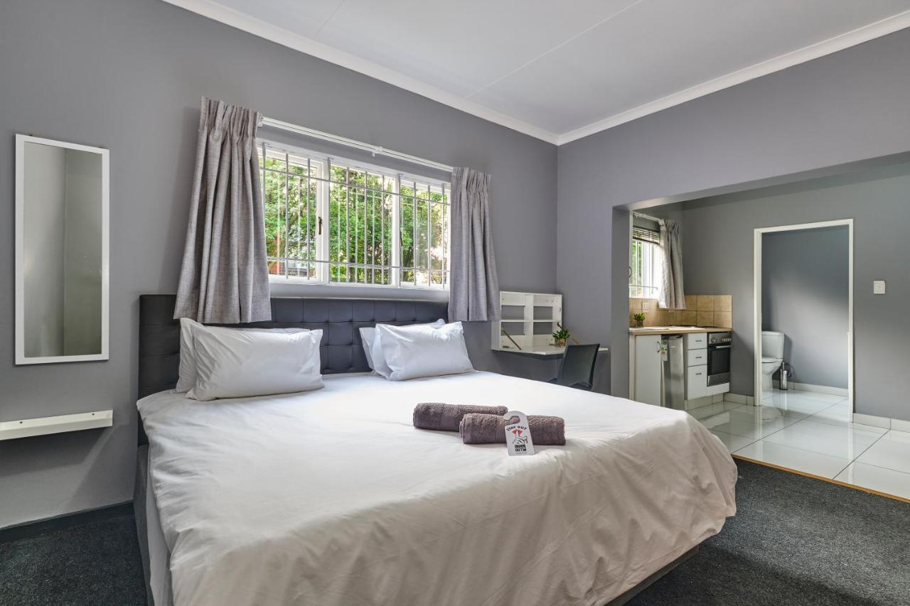 Inn & Out Sandton Йоханесбург Екстериор снимка
